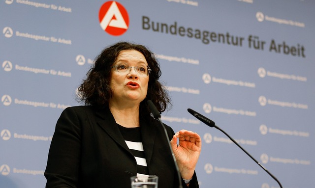Nahles verweist auch auf leere Kassen bei der BA.  | Foto: Daniel L&ouml;b/dpa
