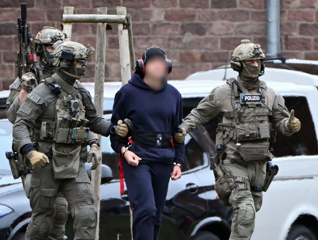 Nach der Haftpr&uuml;fung beim Bundesg...Person zu einem Hubschrauber gebracht.  | Foto: Uli Deck/dpa