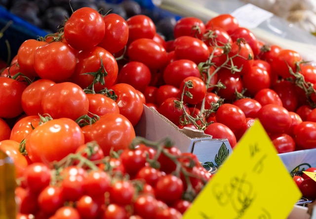 Verbraucher sp&uuml;ren beim Einkauf die gestiegenen Lebensmittelpreise.  | Foto: Boris Roessler/dpa
