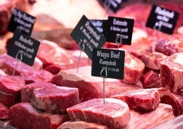 Je h&ouml;her die Inflationsrate, umso...er zum Beispiel beim Lebensmittelkauf.  | Foto: Boris Roessler/dpa