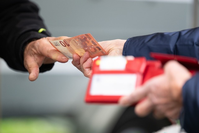 H&ouml;here Inflationsraten schm&auml;...e Kaufkraft der Menschen. (Symbolbild)  | Foto: Sebastian Kahnert/dpa