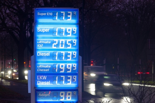 Billigeres Tanken: Zumindest bei den S...isen gab es zuletzt etwas Entspannung.  | Foto: Henning Kaiser/dpa