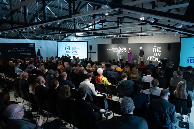 Vor zahlreichen G&auml;sten wird in Oe...z das Kulturhauptstadtjahr bilanziert.  | Foto: Sebastian Kahnert/dpa