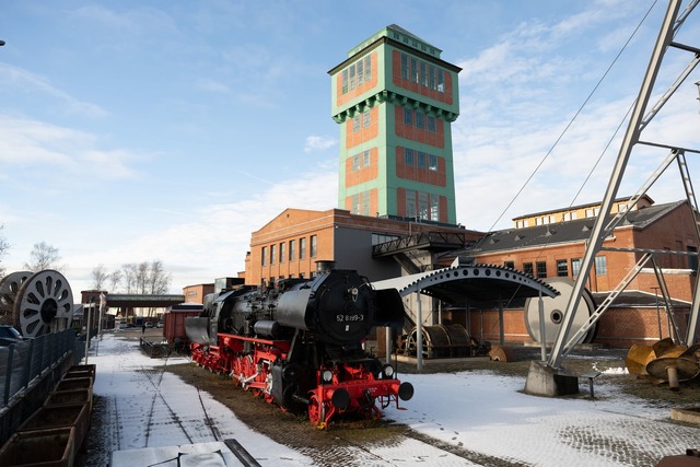 Blick auf das Museum "Kohlewelt" in Oe...as Kulturhauptstadtjahr 2025  gezogen.  | Foto: Sebastian Kahnert/dpa