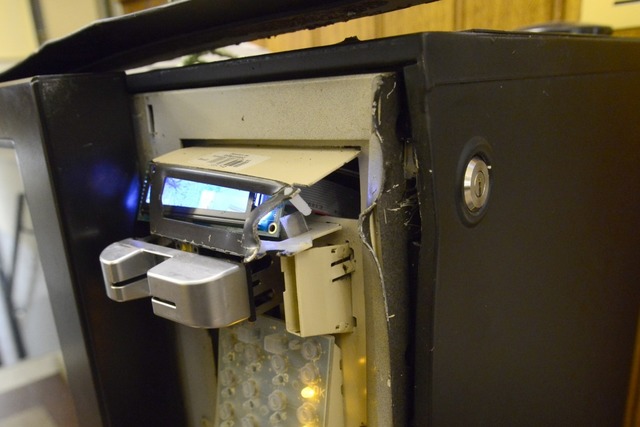 Ein aufgebrochener Zigarettenautomat (...undespolizei drei Tatverdchtige fest.  | Foto: Ingo Schneider