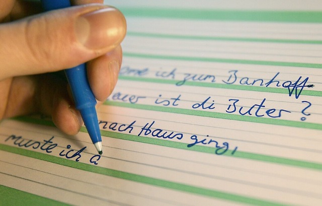 Manche Erwachsene knnen nicht oder ni...en zu wenig Untersttzung beim Lernen.  | Foto: Oliver Berg (dpa)