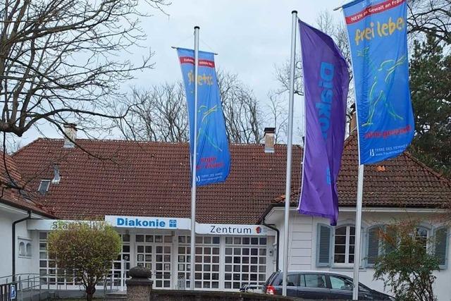 Diakonie in Weil am Rhein hisst Flaggen gegen Gewalt an Frauen