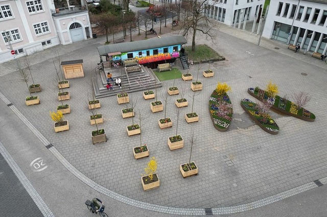 Autos statt Blumenkbel: Der Rathauspl...Lahr wird vorbergehend zum Parkplatz.  | Foto: Stadt Lahr