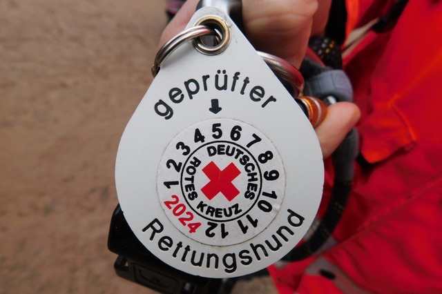 Ausgebildete Rettungshunde tragen solche Marken.  | Foto: Andrea Drescher