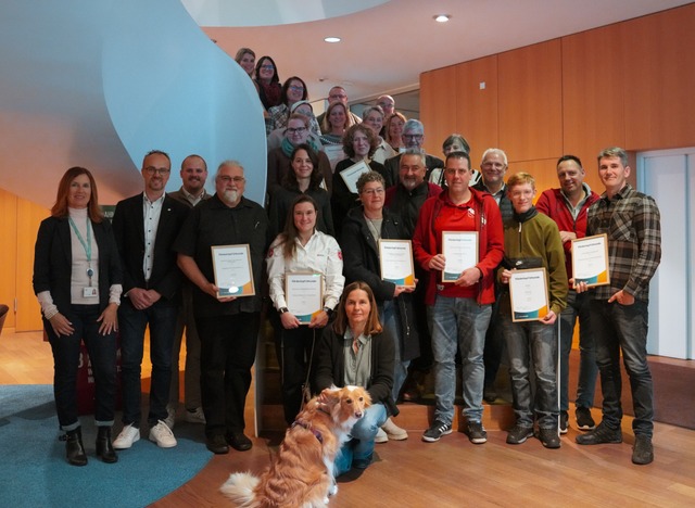 Die Vertreterinnen und Vertreter der a... und Benedikt Sester von Naturenergie.  | Foto: Naturenergie