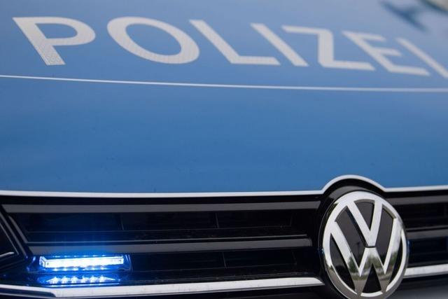 VW-Fahrer schneidet bei Dossenbach die Kurve und fhrt Spiegel ab