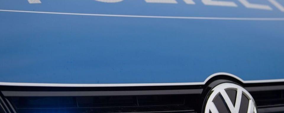 VW-Fahrer schneidet bei Dossenbach die Kurve und fhrt Spiegel ab