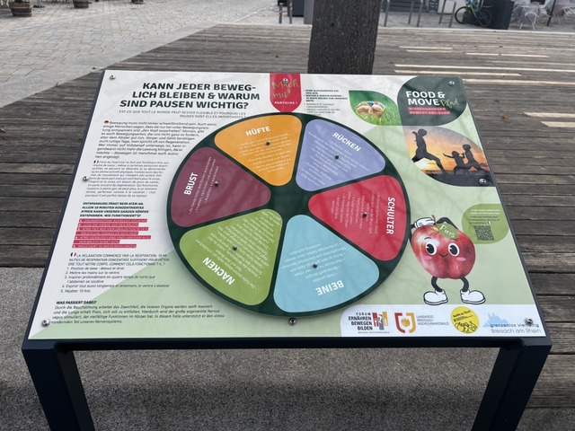 Verschiedene Krperbungen werden auf ...el am Marktplatz in Breisach angeregt.  | Foto: Sophia Ungerland