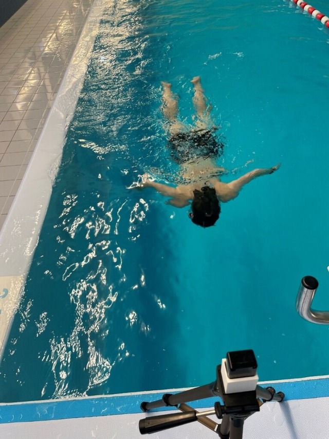 Der Empfnger steht am Beckenrand, den Sender trgt der Schwimmer auf dem Kopf.  | Foto: Fachhochschule Nordwestschweiz