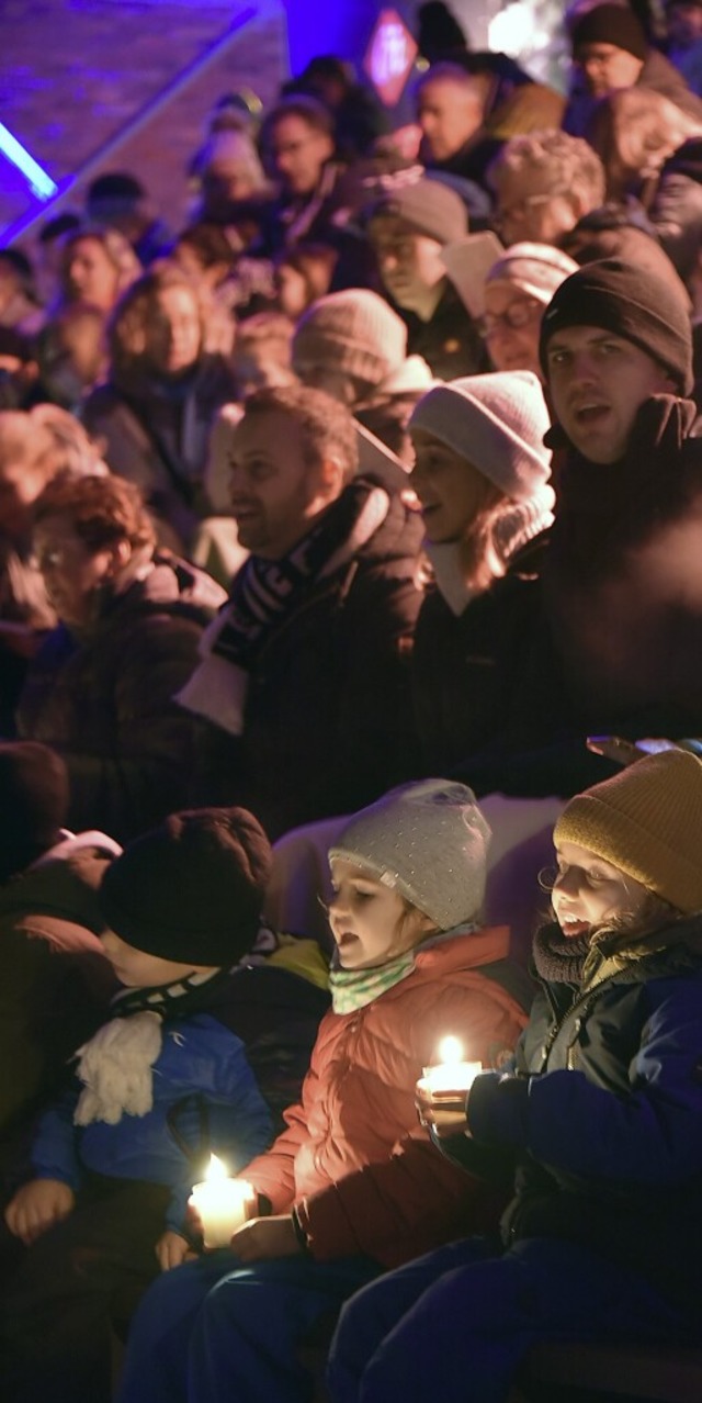 Aus hunderten Kehlen erklingen Weihnac... des FC Emmendingen wieder Treffpunkt.  | Foto: Benedikt Sommer