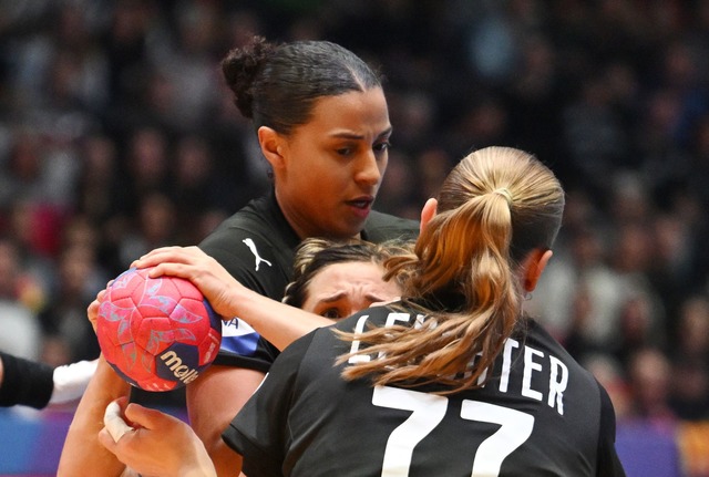 Die deutschen Handballerinnen lie&szlig;en gegen Uruguay in der Abwehr wenig zu.  | Foto: Marijan Murat/dpa