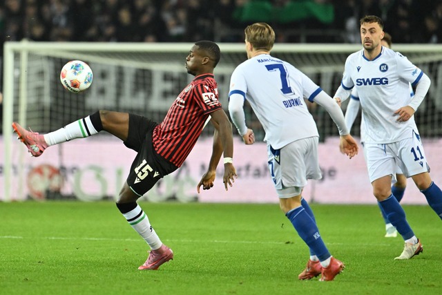 Mit zwei Assists einer der St&auml;rksten bei Hannover 96: Noel Aseko (l)  | Foto: Swen Pf&ouml;rtner/dpa