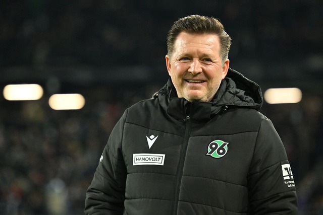 Hatte auch nach dem Spiel etwas zu lachen: Hannovers Cheftrainer Christian Titz  | Foto: Swen Pf&ouml;rtner/dpa