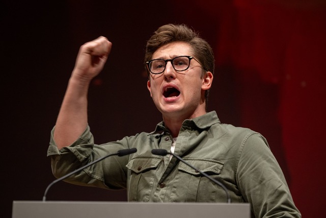 Der alte und neue Juso-Chef hielt eine engagierte Rede.  | Foto: Harald Tittel/dpa