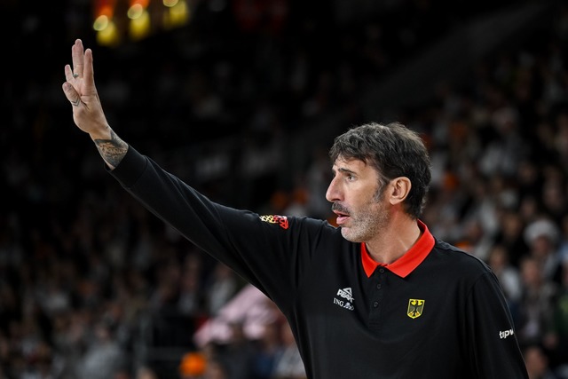 Alex Mumbru dirigiert wieder das Nationalteam.  | Foto: Harry Langer/dpa