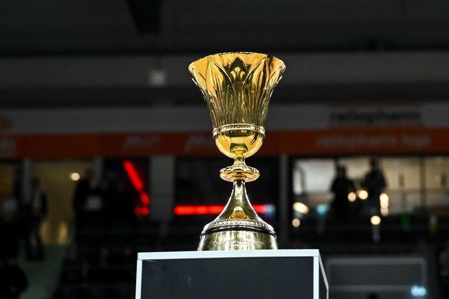 Goldener Glanz: Der WM-Pokal war in Neu-Ulm zu sehen.  | Foto: Harry Langer/dpa