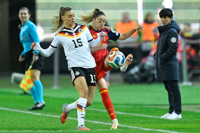 Der Einsatz stimmte: Selina Cerci (l) im Duell mit Spaniens Olga Carmona.  | Foto: Uwe Anspach/dpa