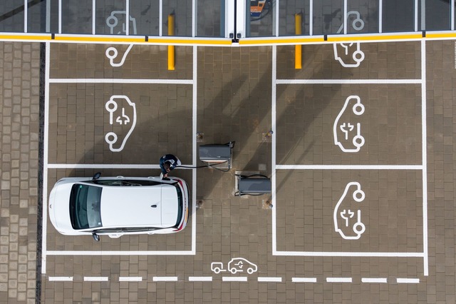 Die Zahl der Elektroautos auf deutsche...ig;en n&auml;hert sich zwei Millionen.  | Foto: Sebastian Kahnert/dpa