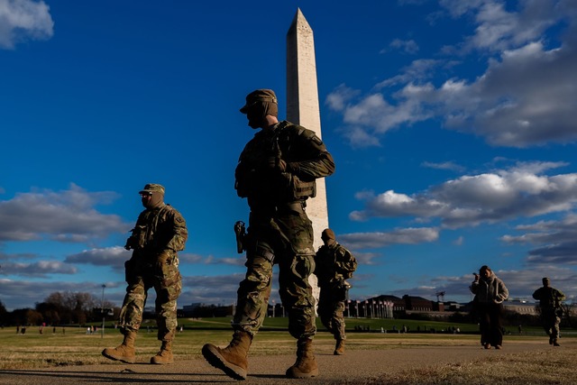 Nationalgardisten patrouillieren in der US-Hauptstadt.  | Foto: Julia Demaree Nikhinson/AP/dpa
