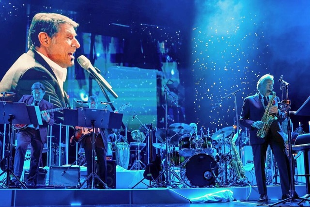 Die perfekte Illusion: Udo Jrgens begleitet den Abend auf der riesigen Leinwand  | Foto: Marc Vorwerk