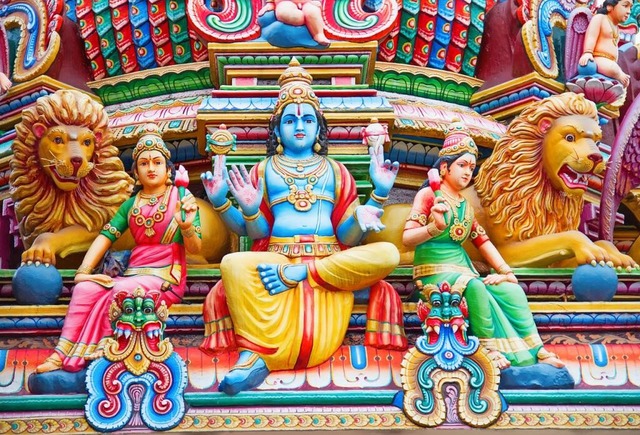 Bunte Statuen: die Welt der hinduistischen Gtter ist farbenfroh  | Foto: swisshippo  Fotolia