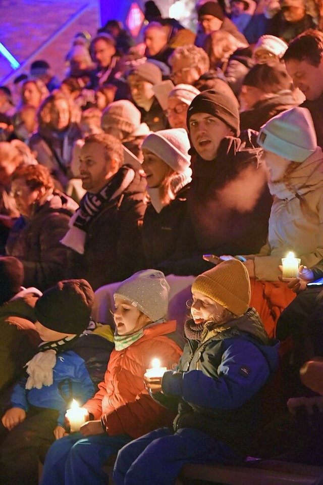 Aus hunderten Kehlen erklingen Weihnac... des FC Emmendingen wieder Treffpunkt.  | Foto: Benedikt Sommer