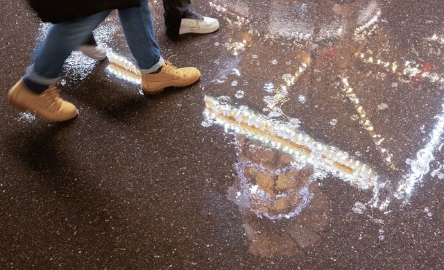 Der Weihnachtsmarktbesuch k&ouml;nnte hier und da nass werden. (Archivbild)  | Foto: Bernd Wei&szlig;brod/dpa