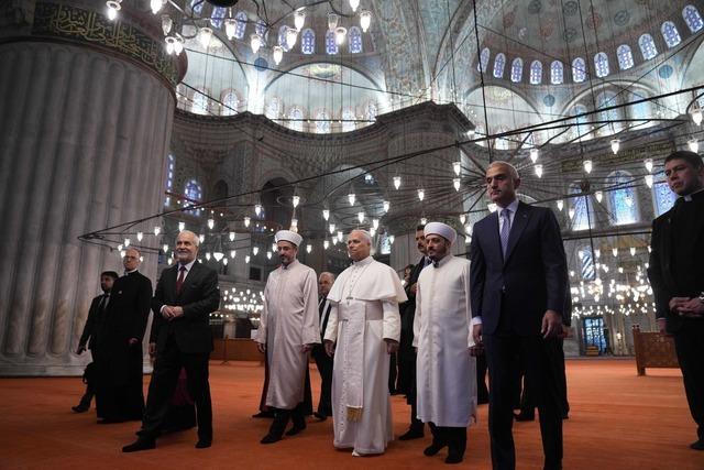 Papst besichtigt Blaue Moschee in Istanbul