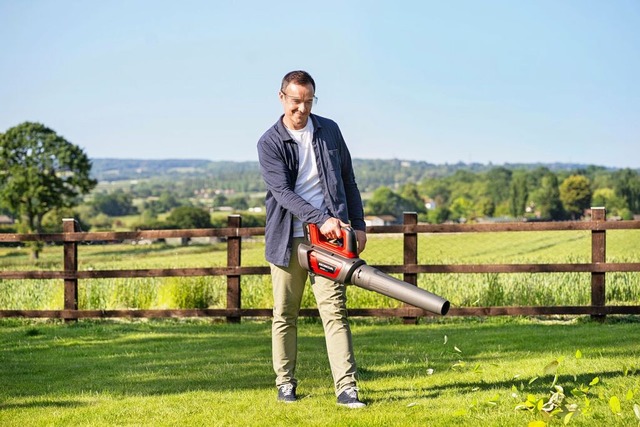 Gegen den Honda Laubblser haben fallende Bltter keine Chance.  | Foto: Reiko