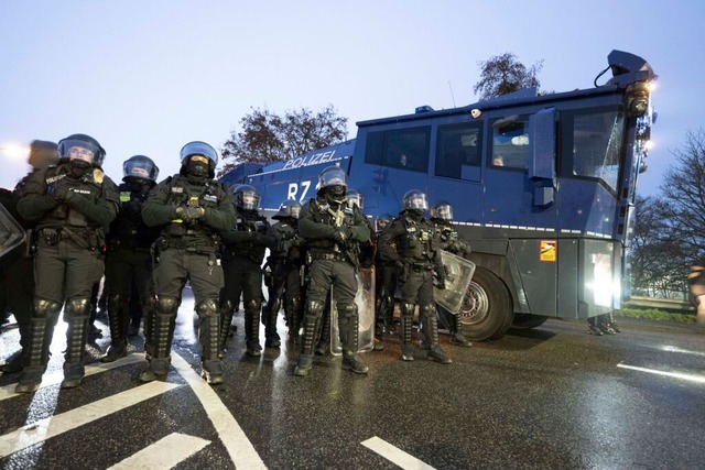 Die Demonstration wird von einem massiven Polizeiaufgebot begleitet.  | Foto: Boris Roessler (dpa)