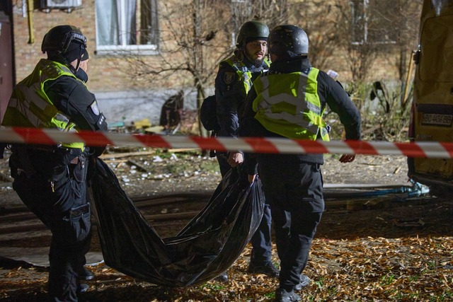 Rettungskr&auml;fte konnten einen Zivi...noch tot aus den Tr&uuml;mmern bergen.  | Foto: Efrem Lukatsky/AP/dpa
