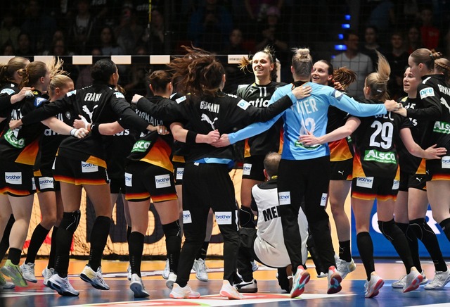 Die deutschen Handballerinnen wollen bei der Heim-WM auf Erfolgskurs bleiben.  | Foto: Marijan Murat/dpa