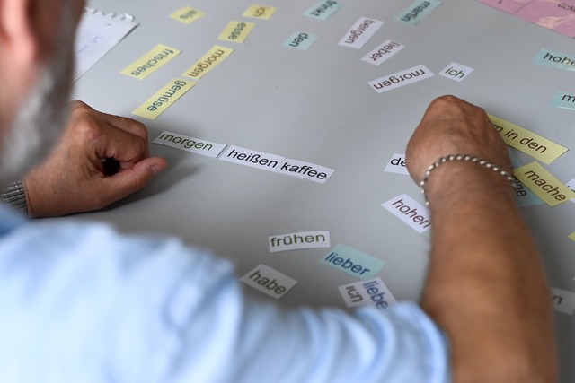 Erwachsene k&ouml;nnen in Kursen lesen und schreiben lernen. (Symbolbild)  | Foto: Jens Kalaene/dpa