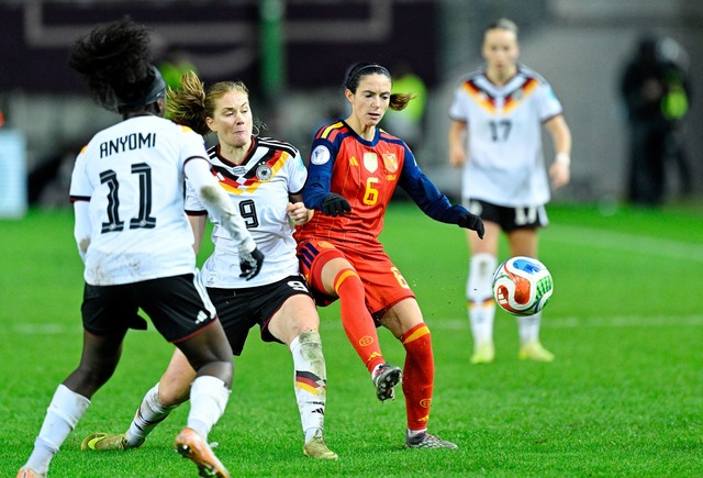 Entzaubert: Spaniens Weltfu&szlig;ballerin Aitana Bonmat&iacute; (in Rot).  | Foto: Uwe Anspach/dpa