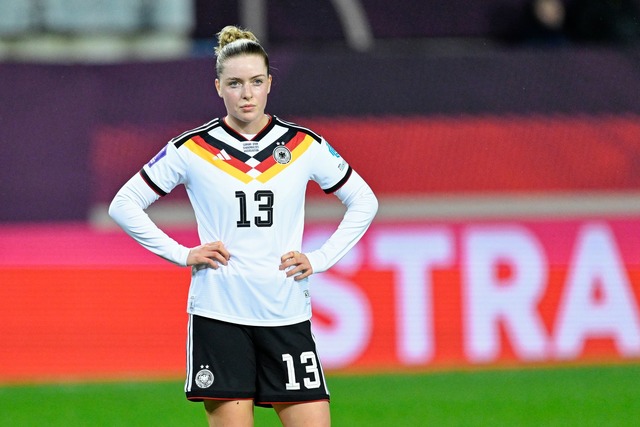 Entt&auml;uscht &uuml;ber die torlose Partie: Alara Sehitler und die DFB-Frauen.  | Foto: Uwe Anspach/dpa