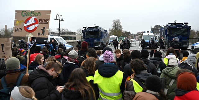 Erste Verletzte erreichen das Uniklinikum.  | Foto: Michael Brandt/dpa
