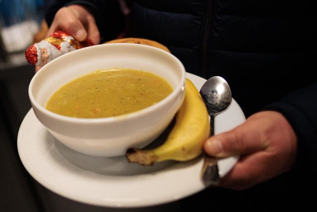 Eine warme Mahlzeit zu Weihnachten kan... der  Region, die sich darum kmmerrn.  | Foto: Carsten Koall (dpa)