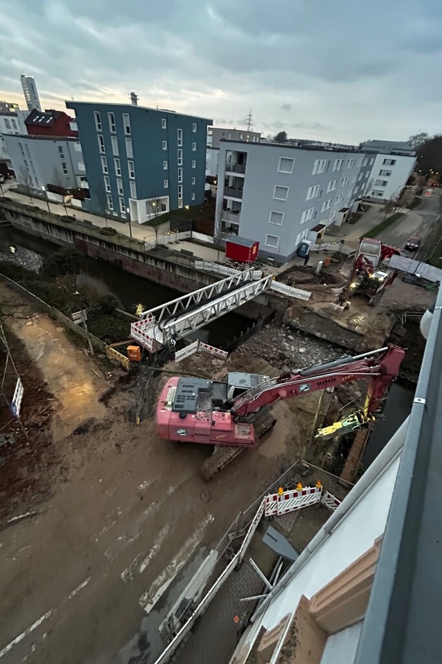 Die 120 Jahre alte Brcke ist Geschich...ie zum Gewsserschutz eingebaut wurde.  | Foto: Christian Mhle