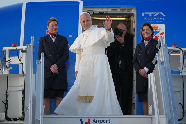 Auch der Papst ist derzeit mit einer Airbus-Maschine unterwegs.  | Foto: Alessandra Tarantino/AP/dpa