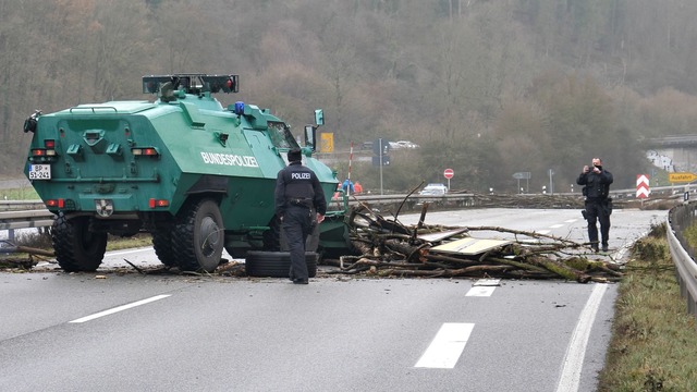 Mehrere Bundesstra&szlig;en wurden zeitweise blockiert.  | Foto: Thomas Naumann/dpa