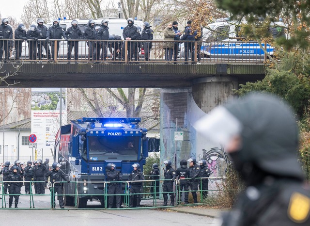 Die Polizei setzte Tausende Beamte ein.  | Foto: Boris Roessler/dpa