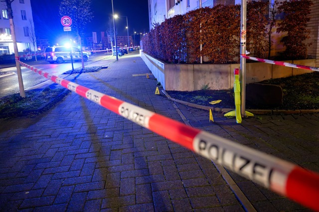 Der Bereich rund um den Tatort wurde abgesperrt.  | Foto: Henning Kaiser/dpa