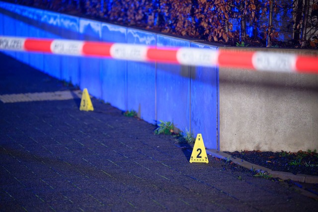 Beamte sicherten bis sp&auml;t in die Nacht Spuren.  | Foto: Henning Kaiser/dpa