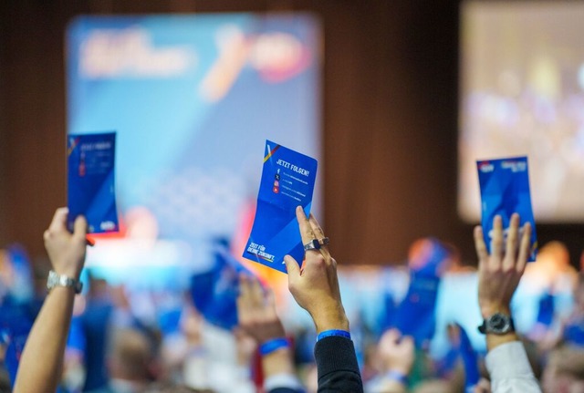 Teilnehmer der Grndungsveranstaltung ...mmen ber einen Tagesordnungspunkt ab.  | Foto: Andreas Arnold (dpa)