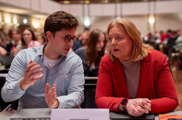 Engagierte Debatte: Juso-Chef T&uuml;rmer und Parteichefin Bas.  | Foto: Harald Tittel/dpa